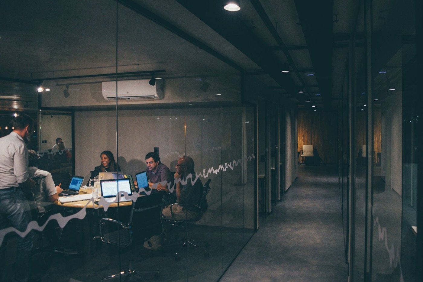 Reunión de trabajo en una sala acristalada