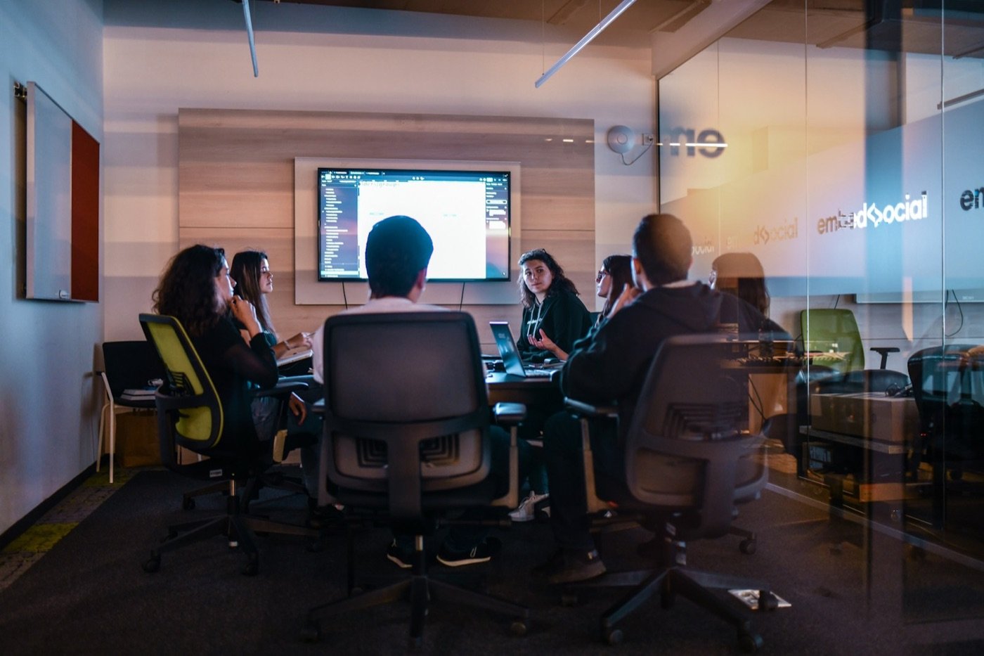 Equipo reunido frente a una pantalla analizando resultados