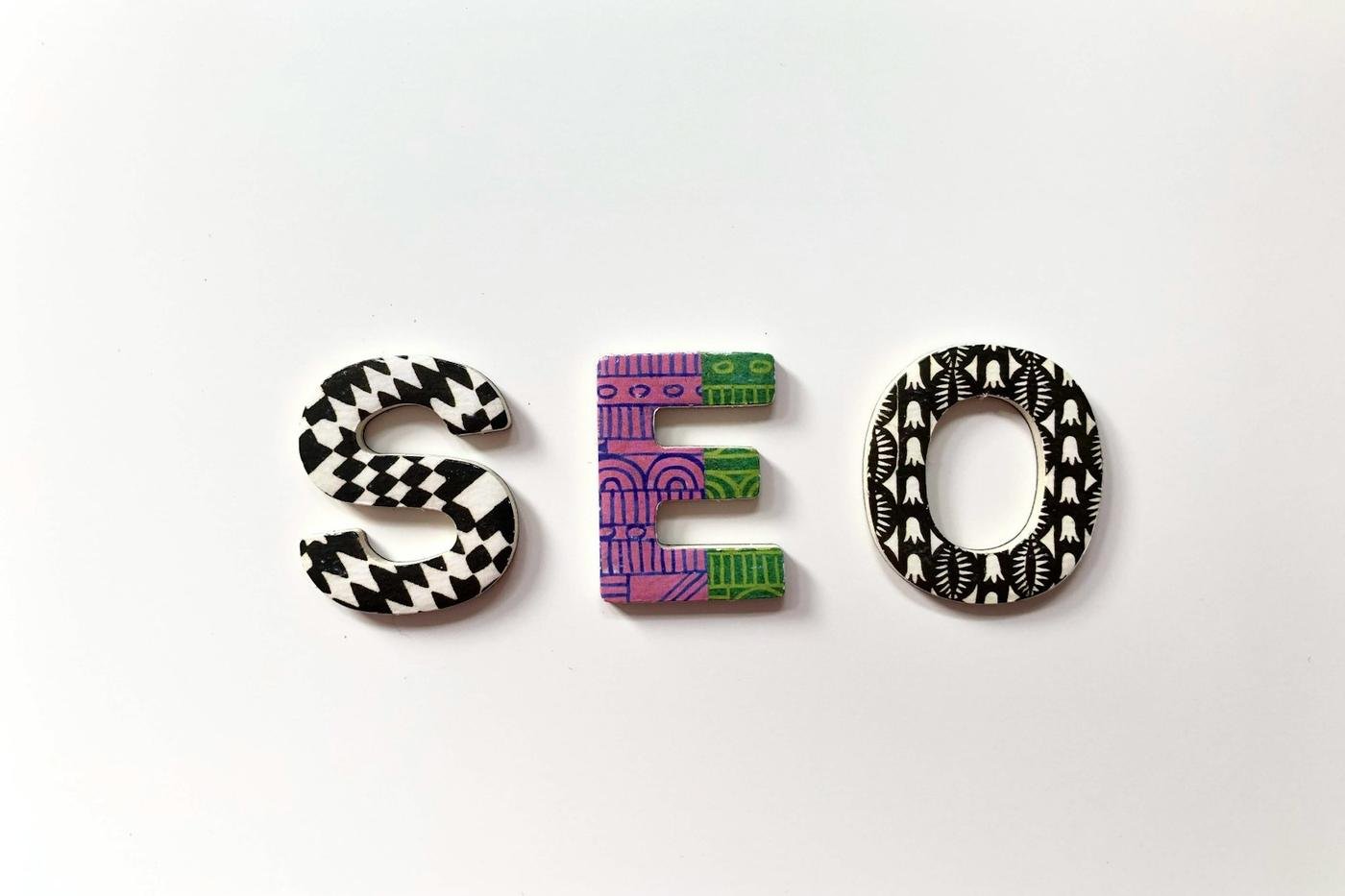 Letras S, E y O decoradas sobre fondo blanco, en referencia al posicionamiento web SEO