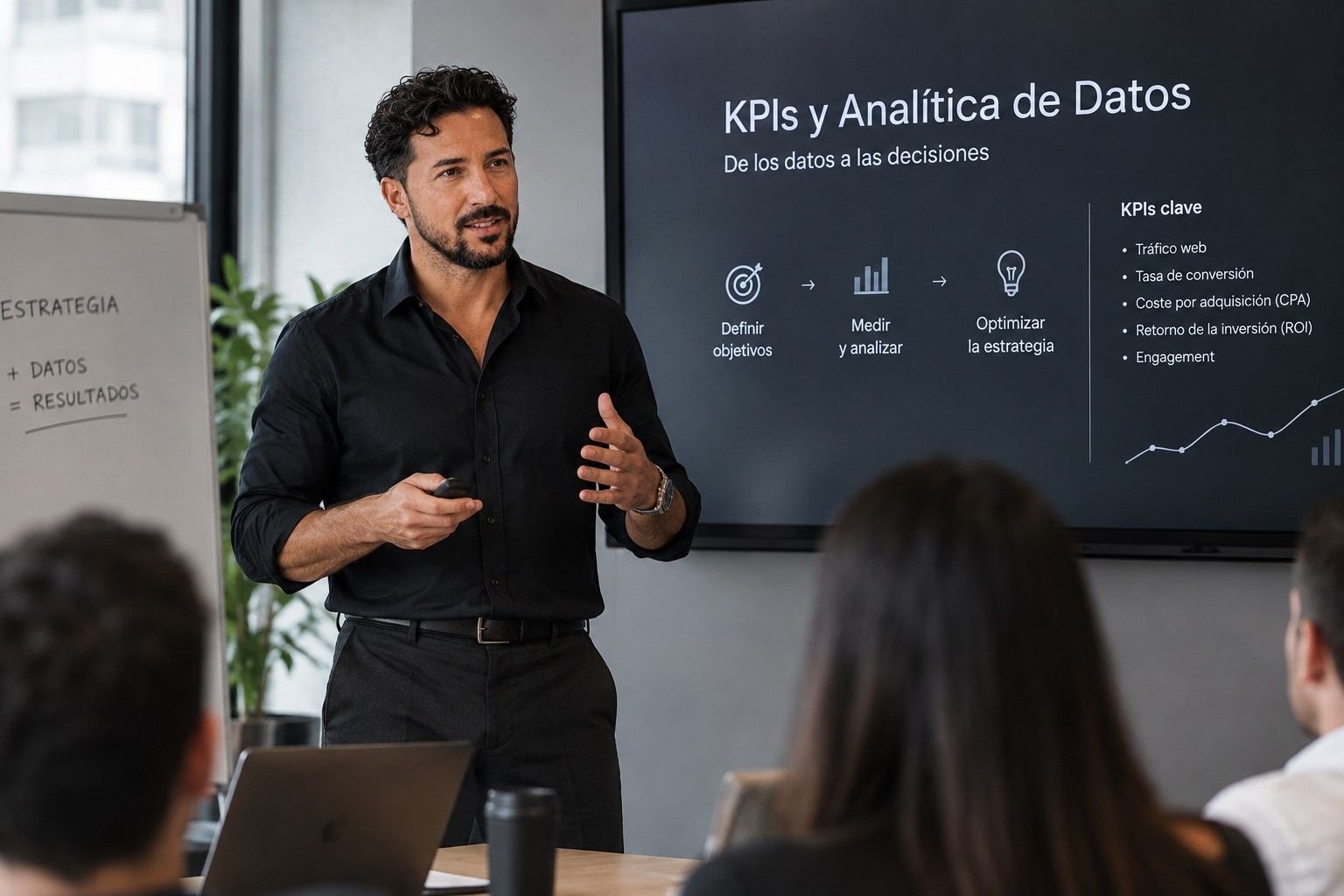 Alejandro Pedrosa presentando KPIs y analítica de datos a un equipo