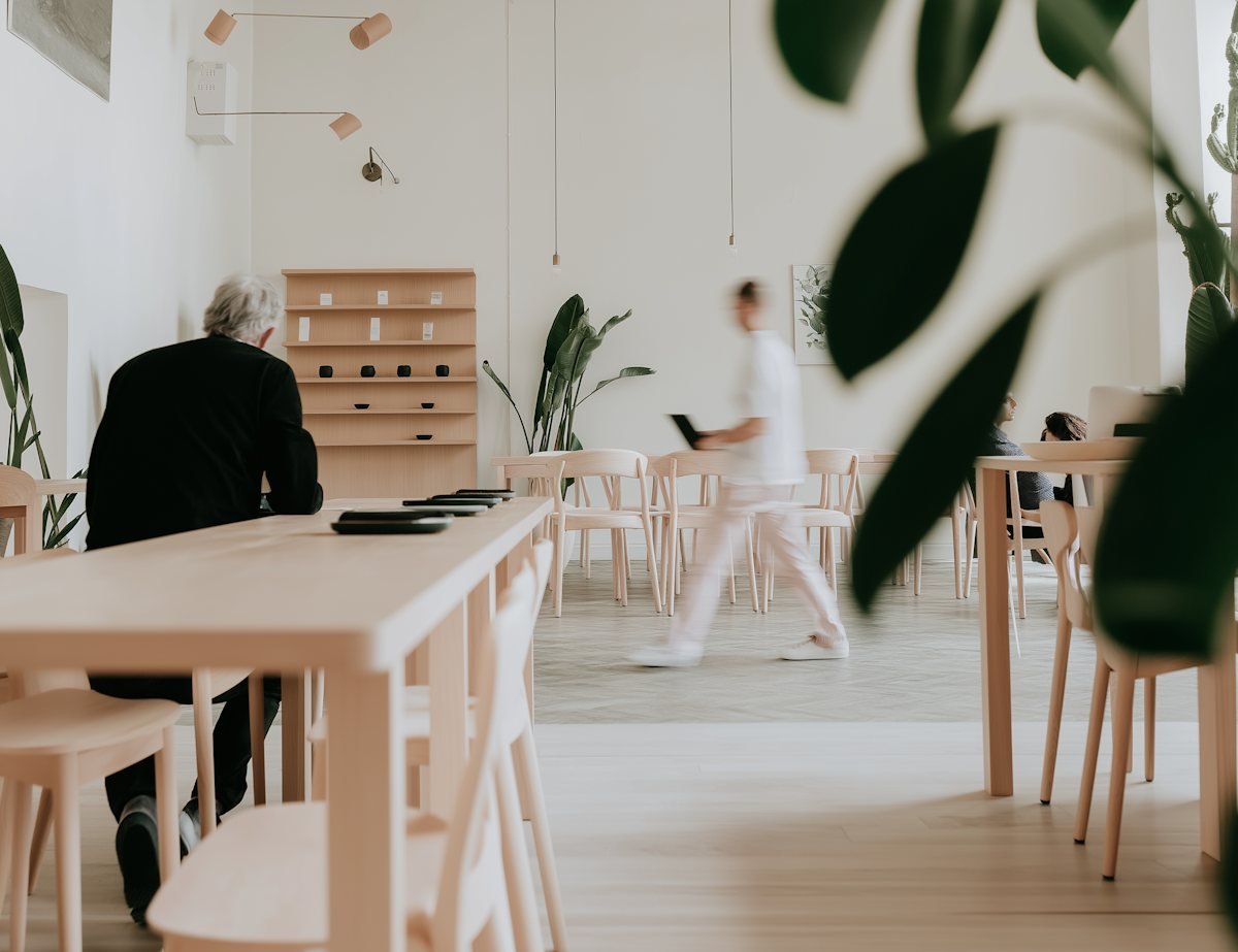 Espacio de trabajo minimalista y luminoso